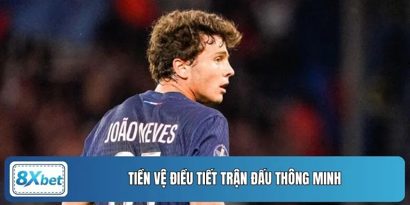 Tiền vệ điều tiết trận đấu thông minh